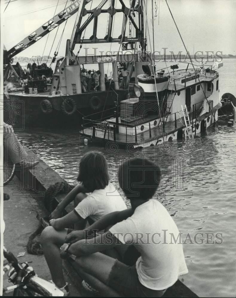 1976 Press Photo Boats viewed by a pair of onlookers - not04634