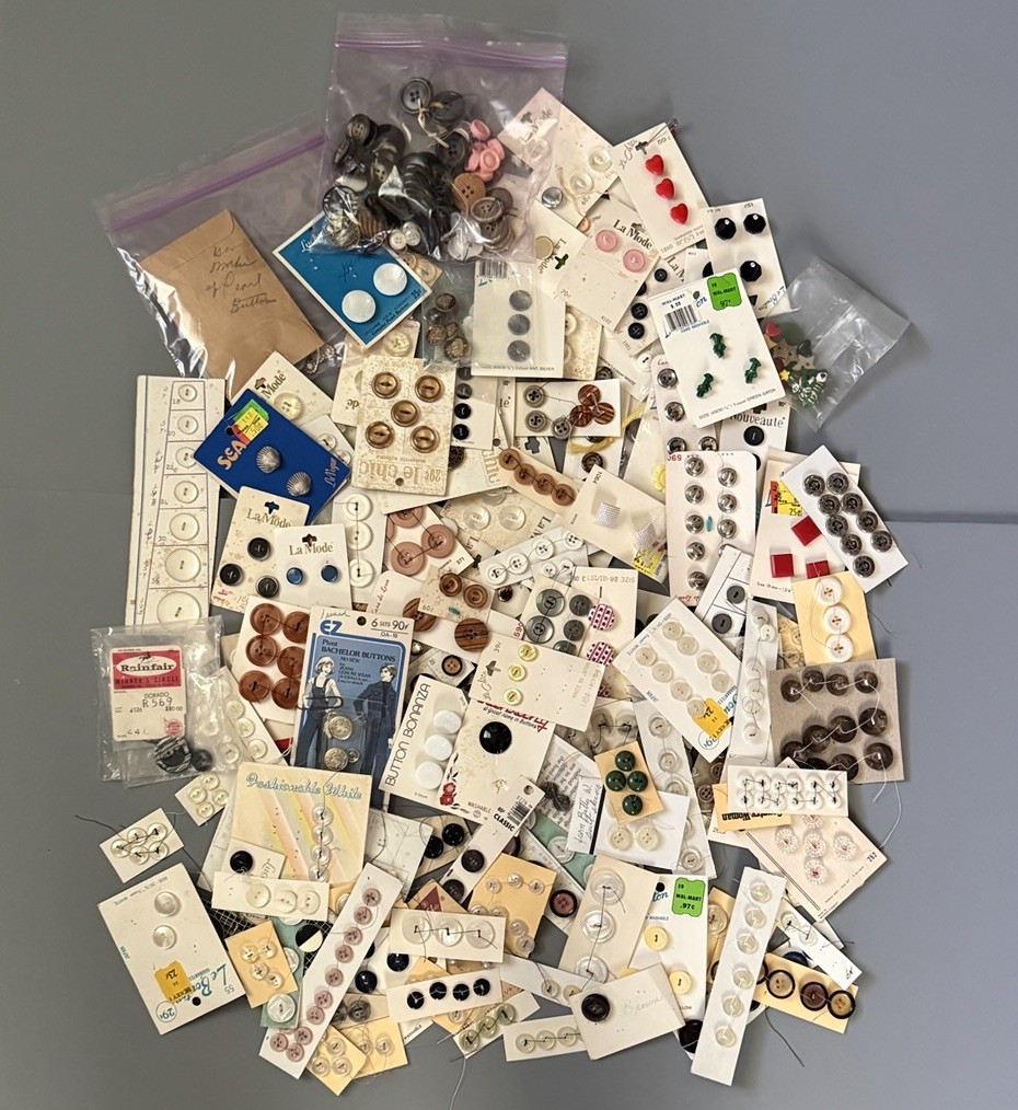 Lot 700+ Estate Mixed Vintage And Modern Buttons Sewing Crafts Art Projects