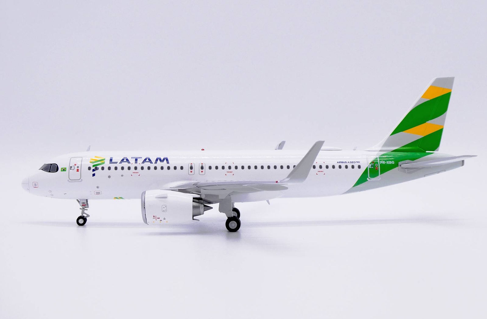 JC Wings XX20450 Latam Airbus A320-200 Brazil Flag PR-XBG Diecast 1/200 Model