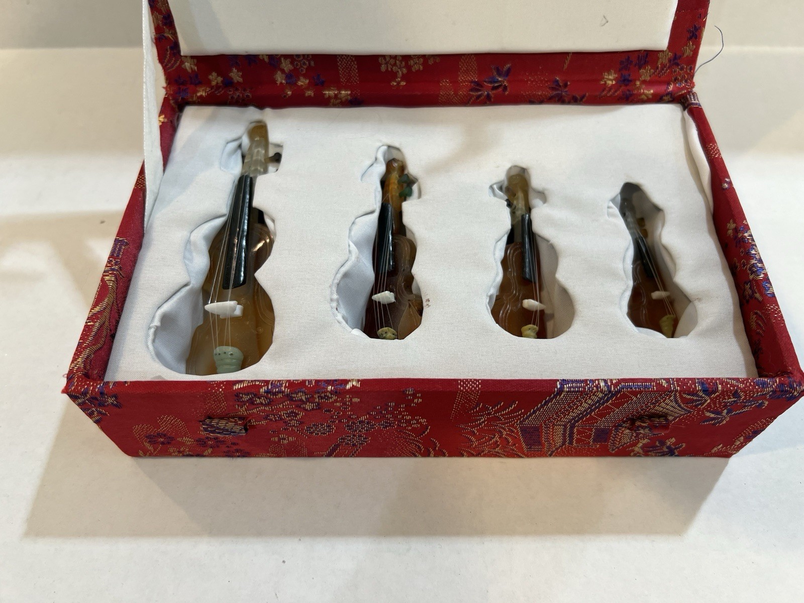 Miniature String Instruments in Amber in Decorative Gift Box, org. China, 1980.