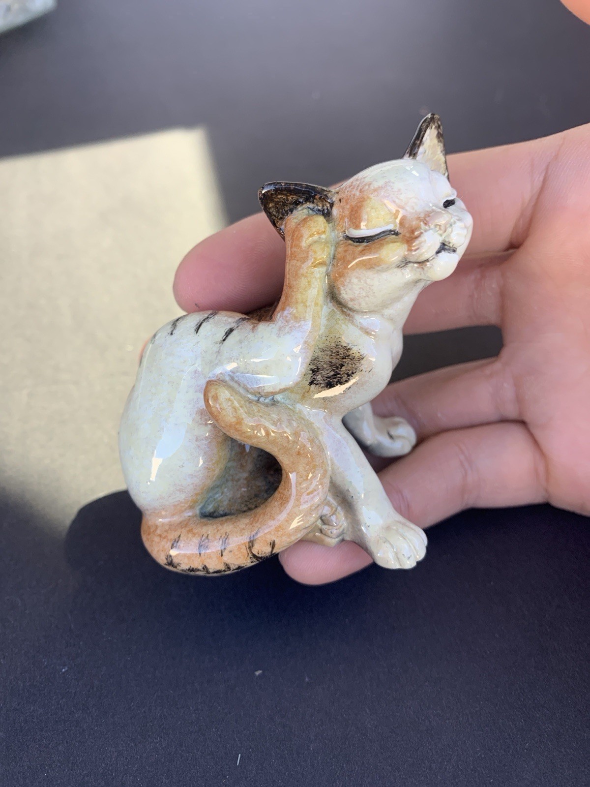 Kitty’s Kennel “Itchy” Cat Figurine Ceramic Scratching Cat Collectible