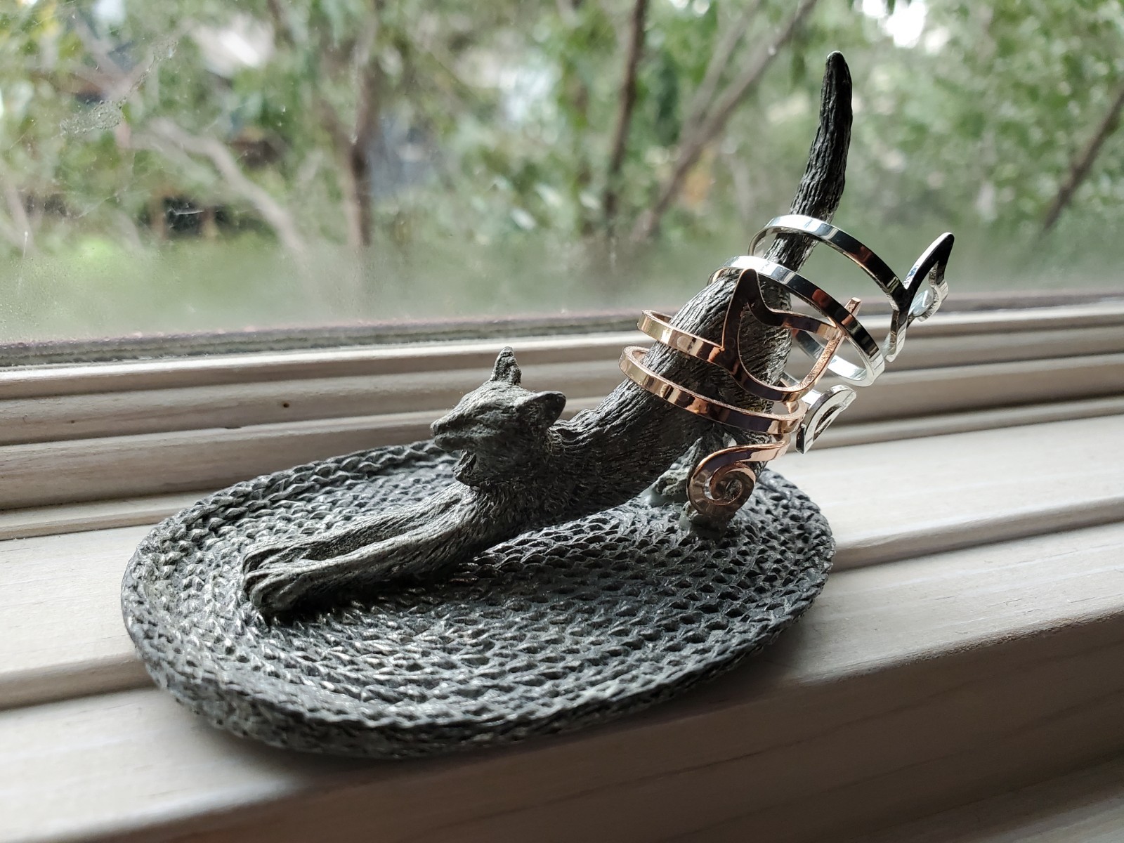 METZKE VINTAGE 1990 PEWTER RING HOLDER -  STRETCHING CAT ON RUG + TWO FREE RINGS