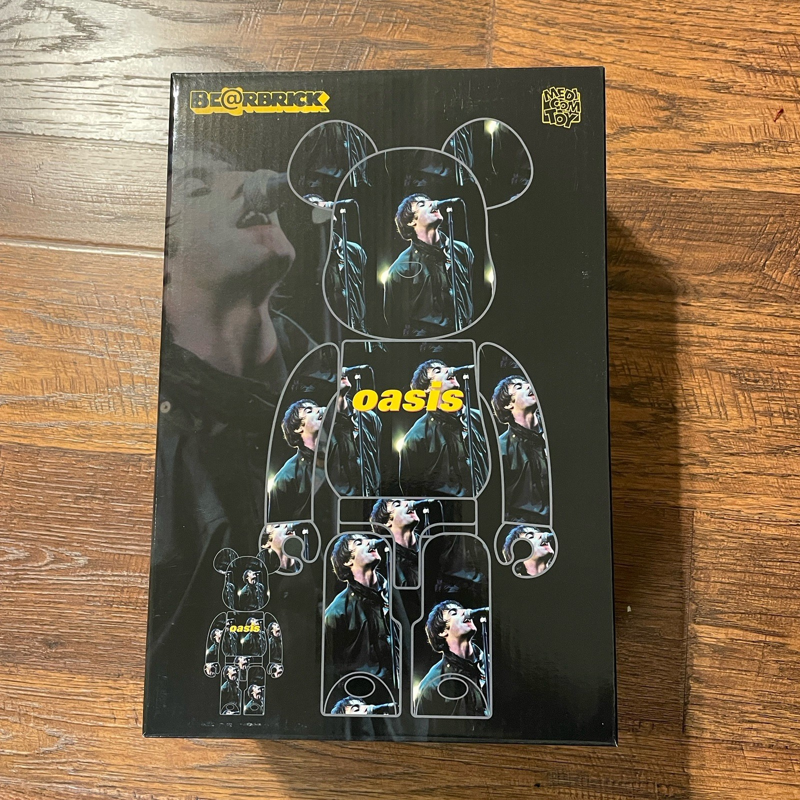 Medicom Toy BE@RBRICK Oasis Knebworth 1996 Liam Gallagher 100% & 400% Set Medicom Toy BE@RBRICK Oasis Knebworth 1996 Liam Gallagher 100% & 400% Set