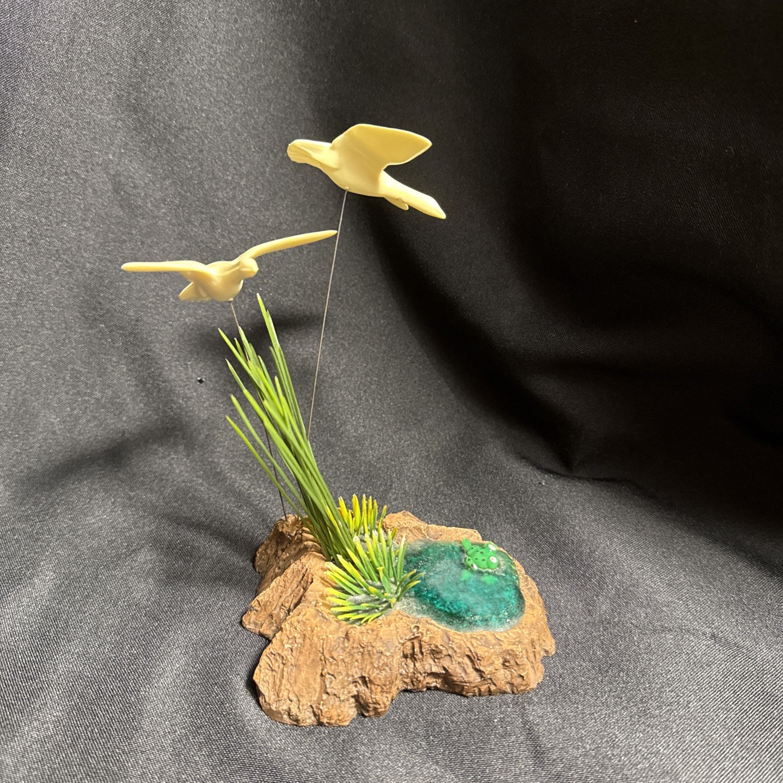 Vtg MCM Atomic Art Kinetic Bakelite Birds On Wire Frog Pond Faux Wood Base 6”x5”