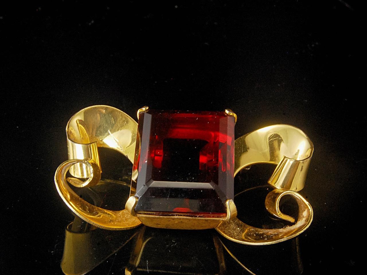 VINTAGE CORO LARGE RED RUBY GLASS GOLD OVER STERLING CRAFT BROOCH PIN