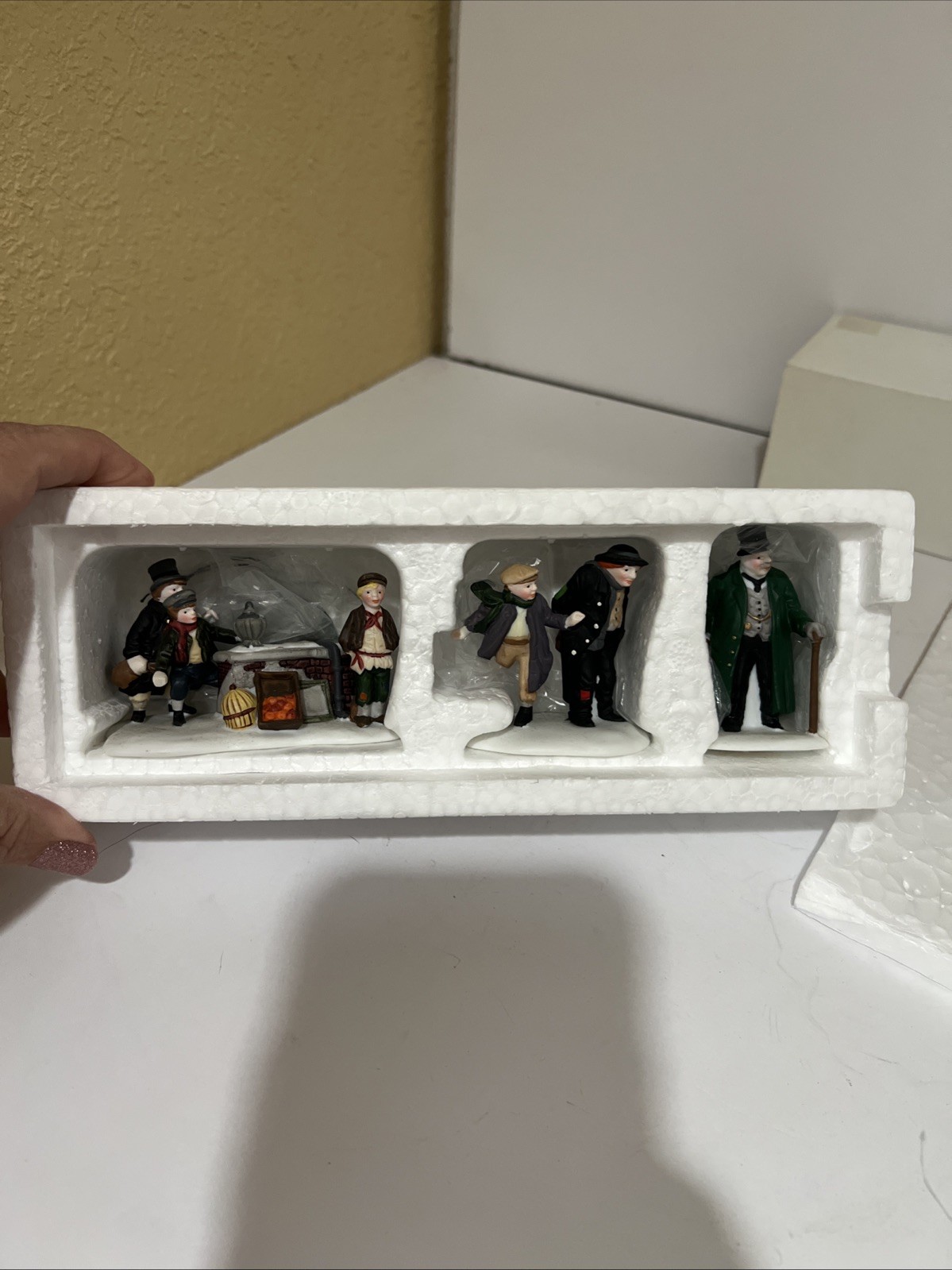 DEPARTMENT 56 Heritage Village OLIVER TWIST set of 3 accessories #5554-9 RETIRED