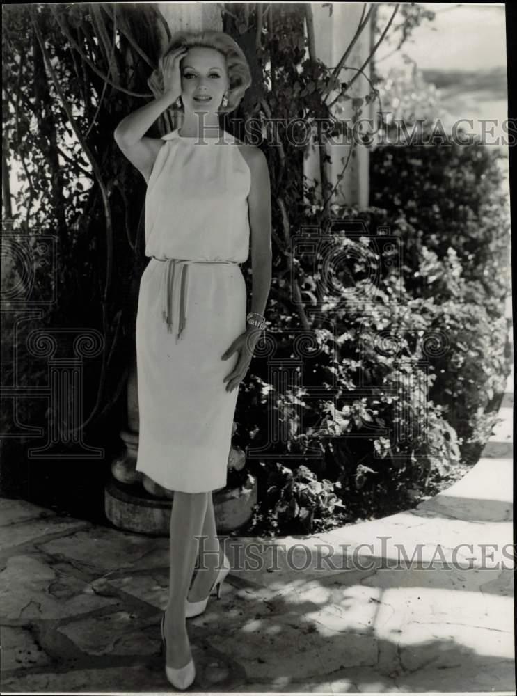 1961 Press Photo Model in straight skirt, blouse, spaghetti sash by DeDe Johnson