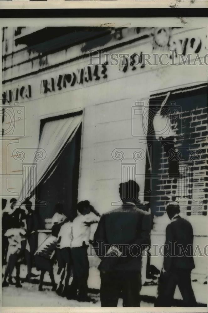 1960 Press Photo Palermo Sicily YOuth climbs façade of Bank Building. 1960 Press Photo Palermo Sicily YOuth climbs façade of Bank Building.