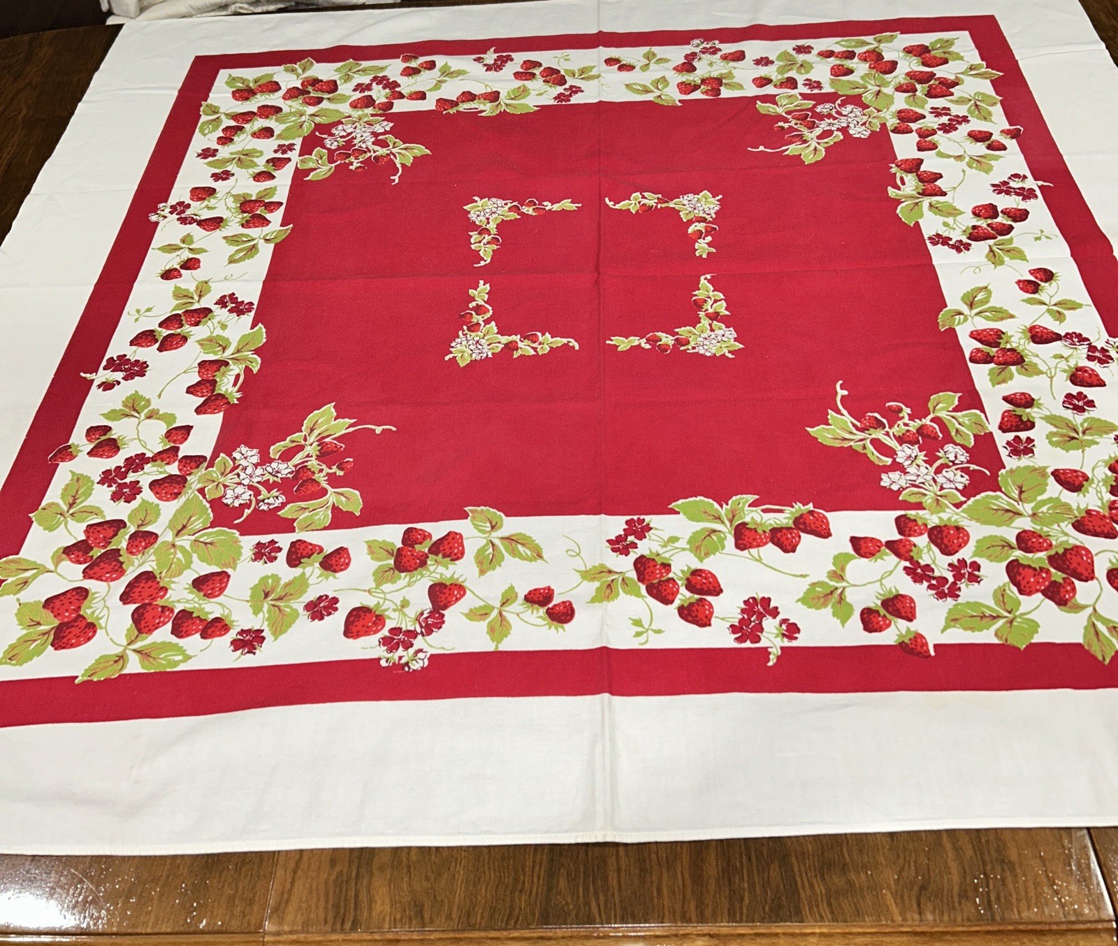 Vintage Red White & Green Strawberry Pattern Dining Room Tablecloth MCM Sweet Vintage Red White & Green Strawberry Pattern Dining Room Tablecloth MCM Sweet