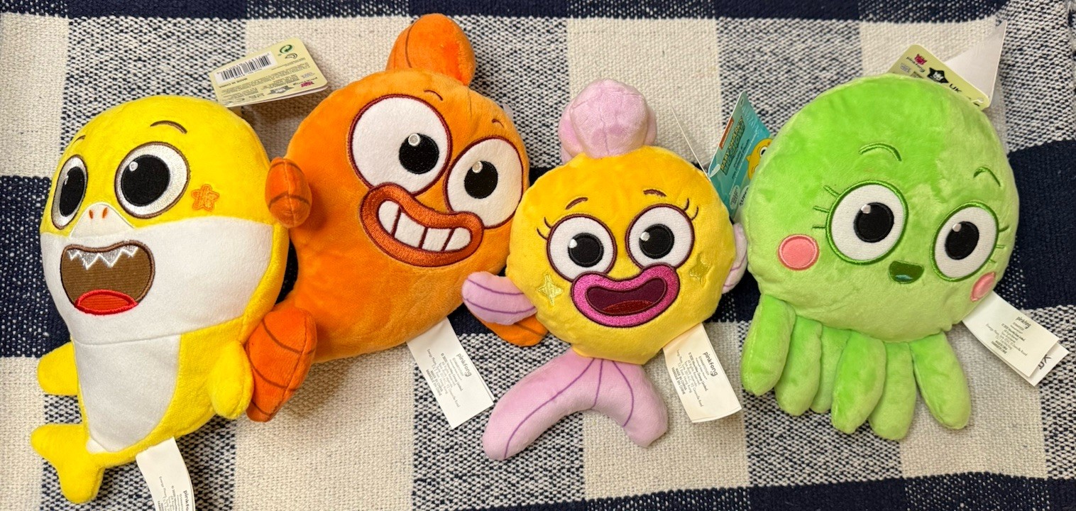 LOT OF 4 Baby Shark’s Big Show Plushies Baby Shark Vola William And Goldie NEW LOT OF 4 Baby Shark’s Big Show Plushies Baby Shark Vola William And Goldie NEW