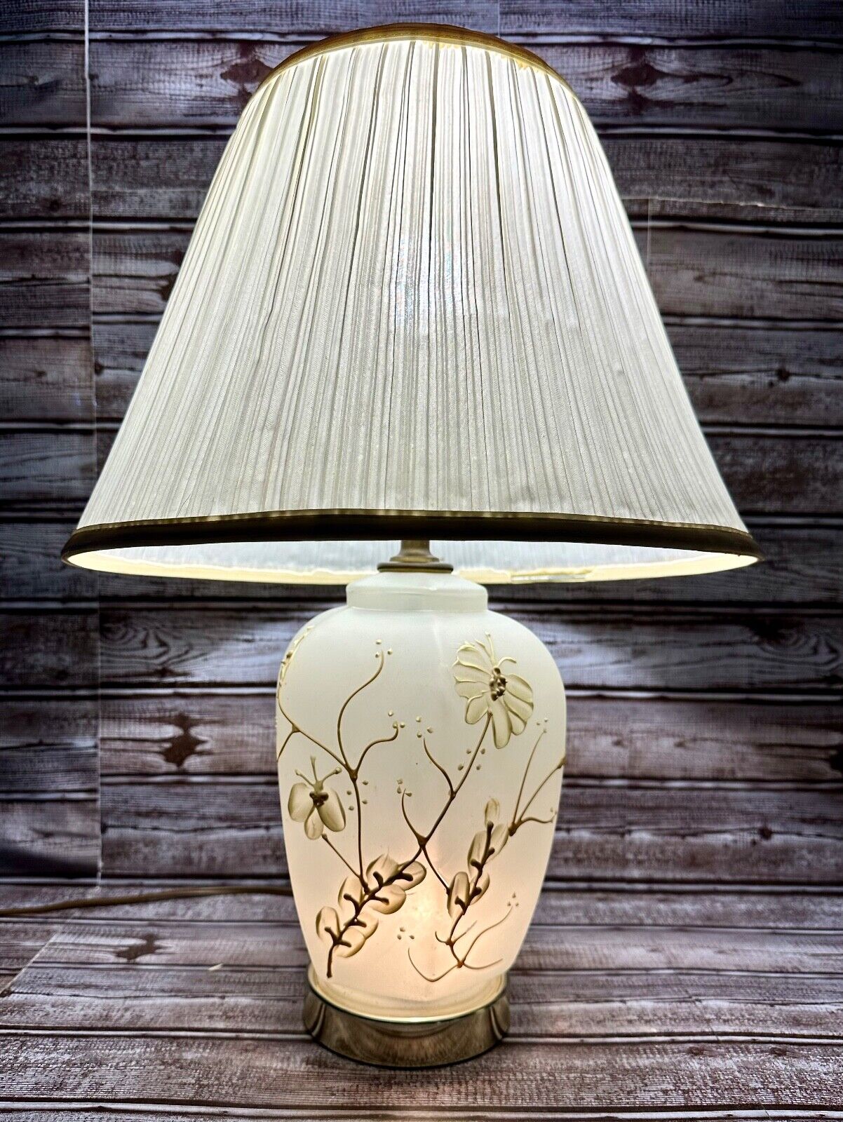 Vtg 3 Way Satin Glass Table Lamp w/ Gold & Ivory Raised Applied Frosted Flowers