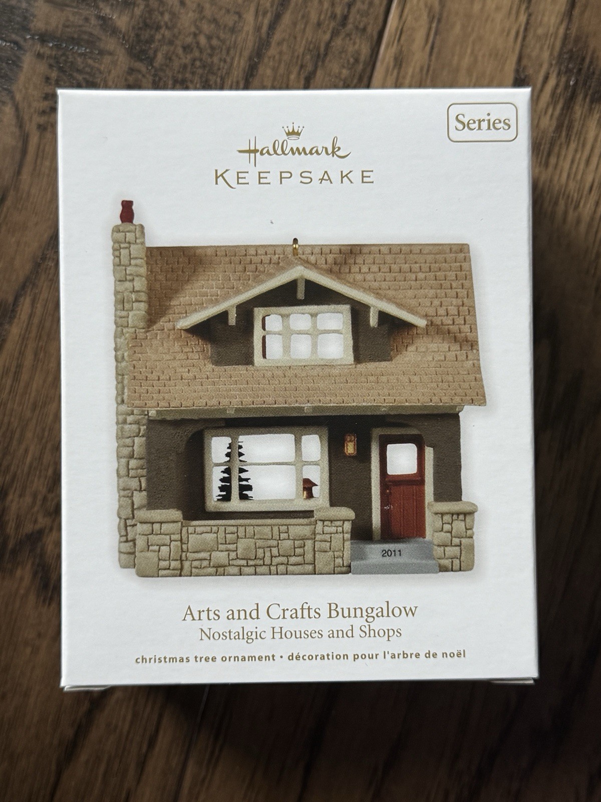 HALLMARK 2011 NOSTALGIC HOUSES AND SHOPS ARTS AND CRAFTS BUNGALO SERIES ORNAMENT