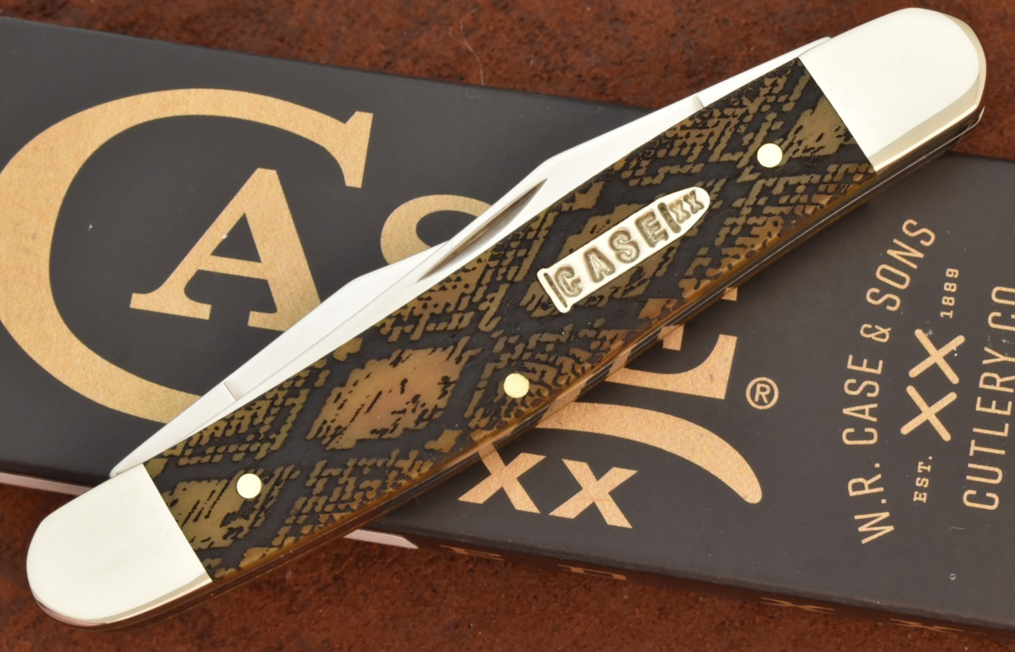 CASE XX USA SNAKE SKIN ANTIQUE BONE BULLET SHIELD PREMIUM MUSKRAT KNIFE 2026 SS