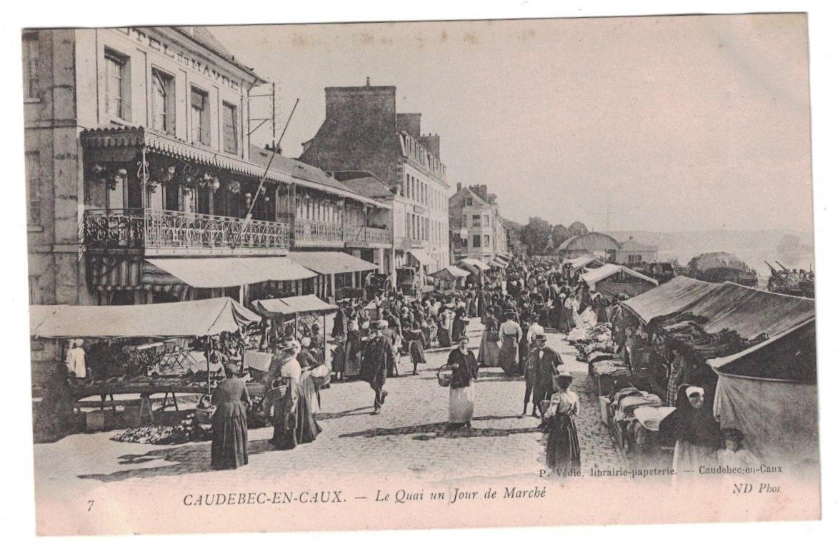 ANTIQUE 1910 LE QUAI UN JOUR DE MARCHE OUTDOOR MARKET CAUDEBEC-EN-CAUX FRANCE PC