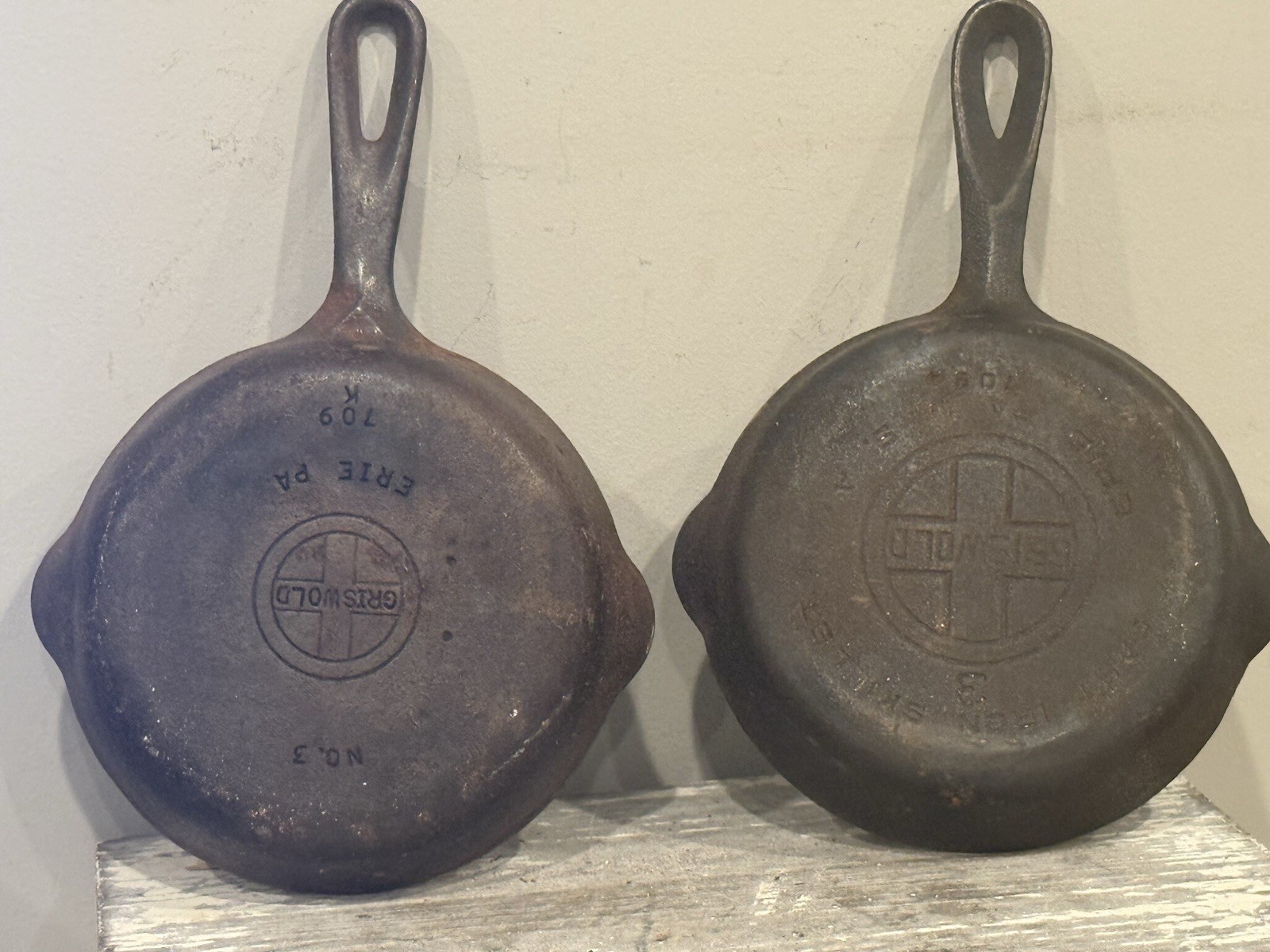 ANTIQUE GRISWOLD 709A LARGE LOGO & 709K SMALL LOGO COLLETION OF 2 NO 3 PANS (18C ANTIQUE GRISWOLD 709A LARGE LOGO & 709K SMALL LOGO COLLETION OF 2 NO 3 PANS (18C