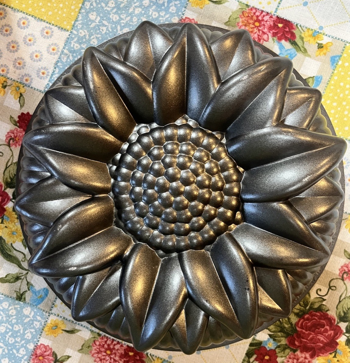 Nordic Ware Sunflower Bundt Cake Pan Mold Cast Aluminum Baking Retired 10\ Nordic Ware Sunflower Bundt Cake Pan Mold Cast Aluminum Baking Retired 10\