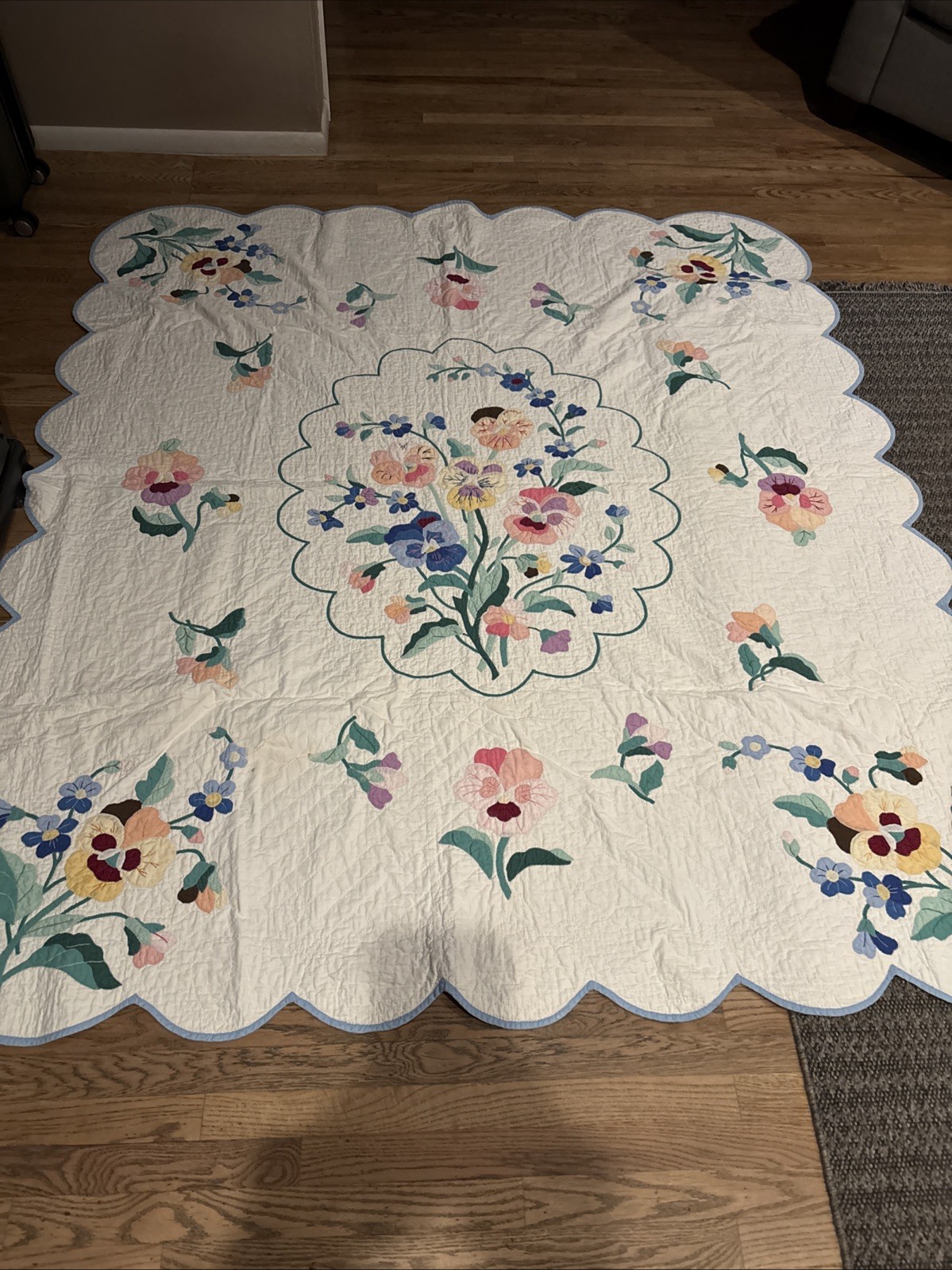 STUNNING PRISTINE VTG 1940s Pansy Appluque Quilt, 72x82 W/Provenance