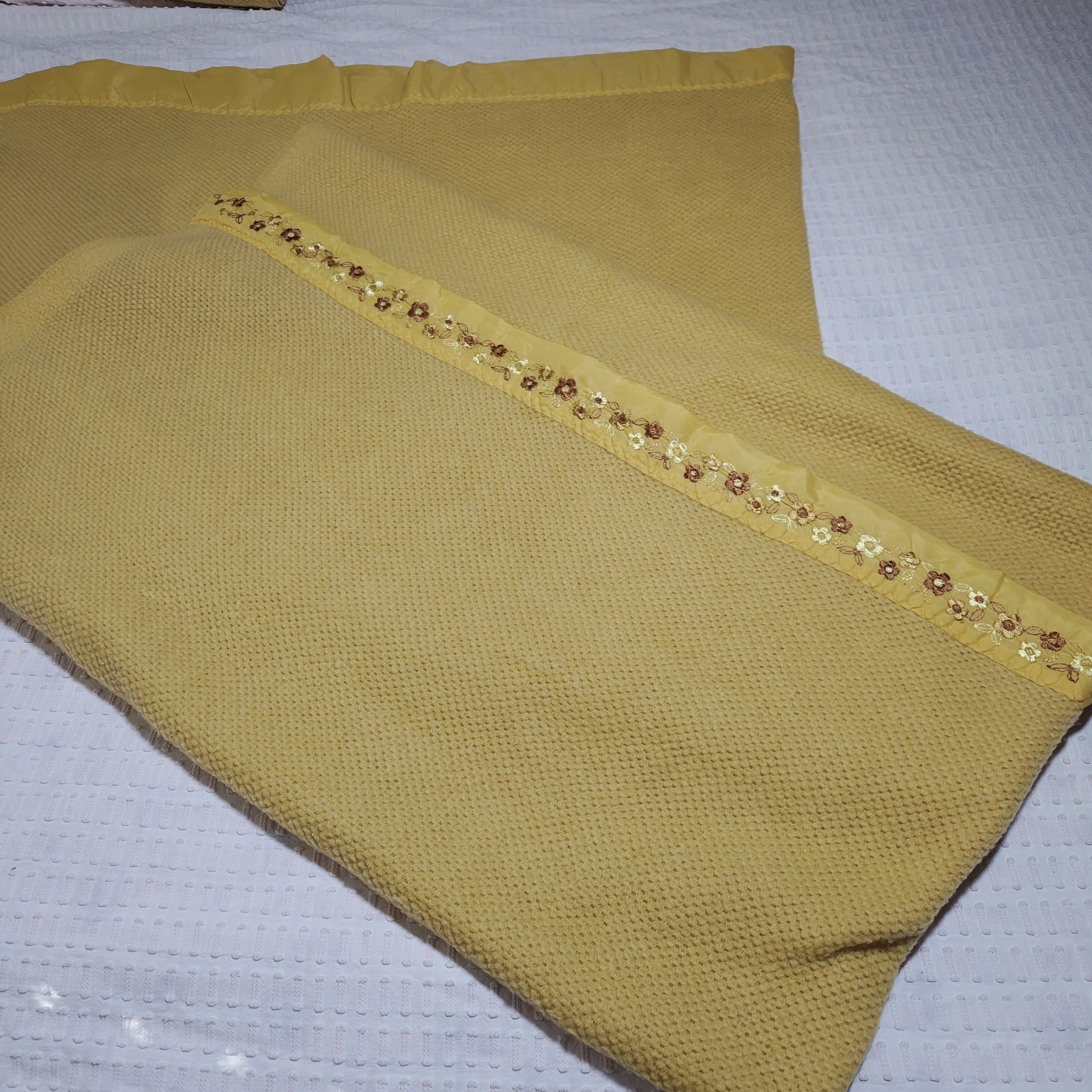 Vtg Sears Embroidery Satin Trim Blanket Gold Waffle Weave Embroidered 85x66