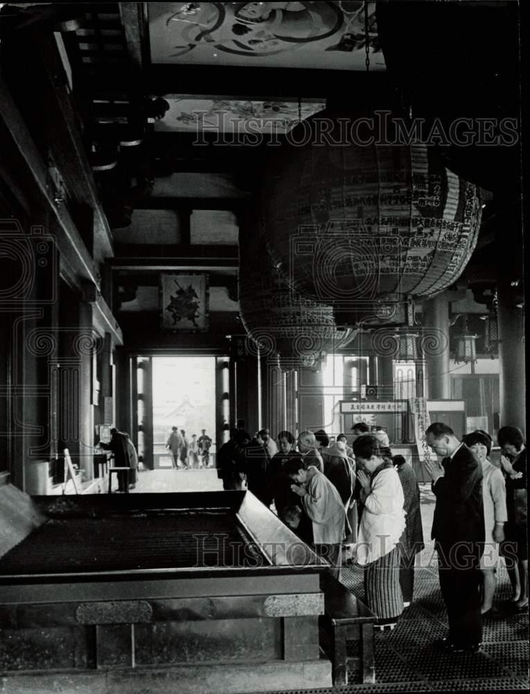 1961 Press Photo Patrons at Kannon Temple in Tokyo's Asakusa district, Japan