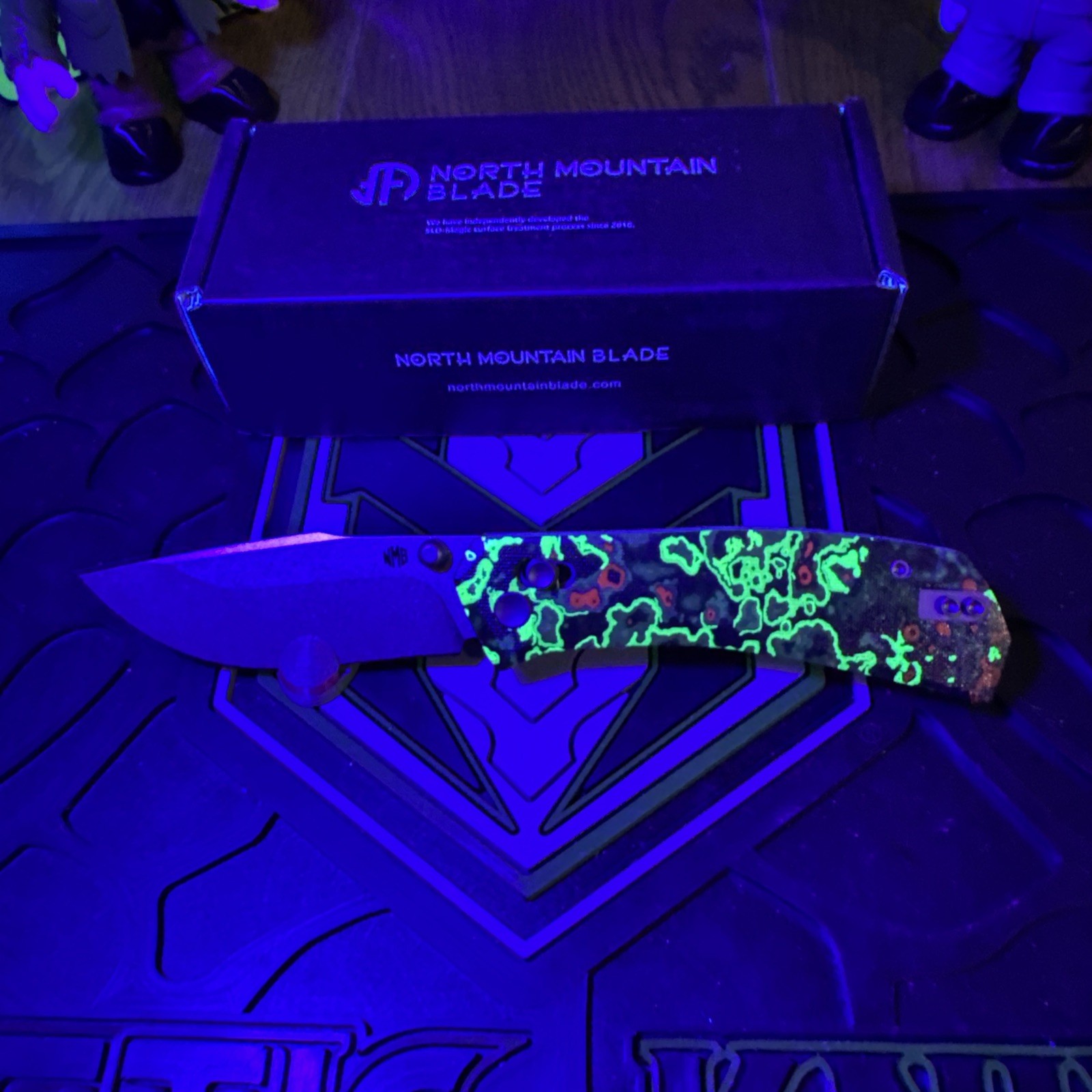 North Mountain Blade Yamainu – Limited Edition Zombie Virus Glow. Bar Lock