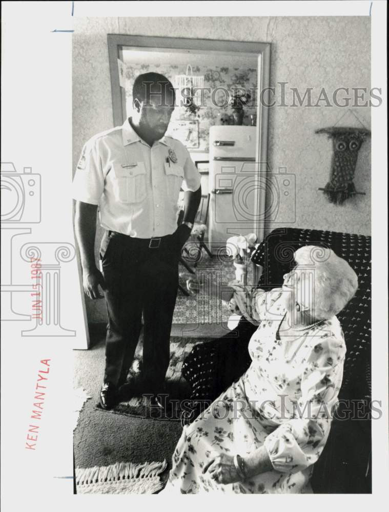 1987 Press Photo Wichita Fireman Bob Blackwell, Cecelia Helm Do Safety Check
