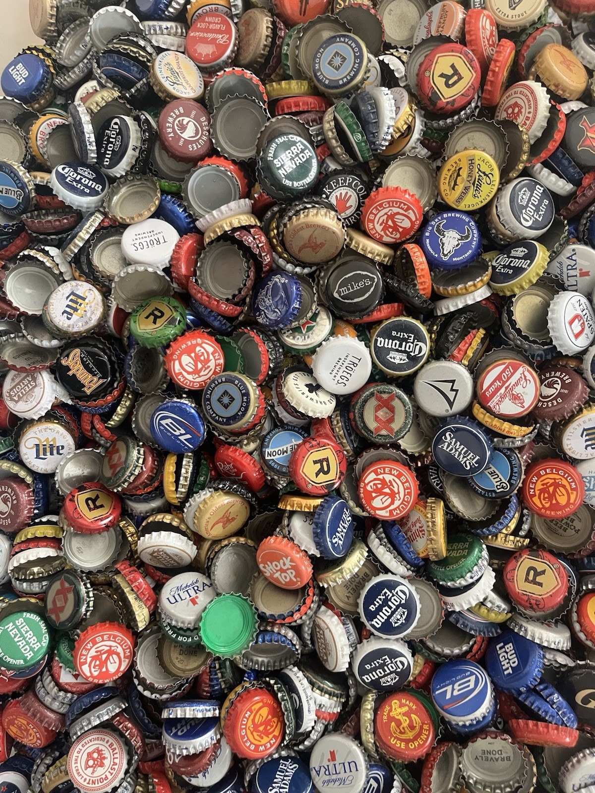 RANDOM 500 DOMESTIC/CANADA BEER BOTTLE CAPS. HUGE VARIETY (+200 DIFFERENT KINDS) RANDOM 500 DOMESTIC/CANADA BEER BOTTLE CAPS. HUGE VARIETY (+200 DIFFERENT KINDS)