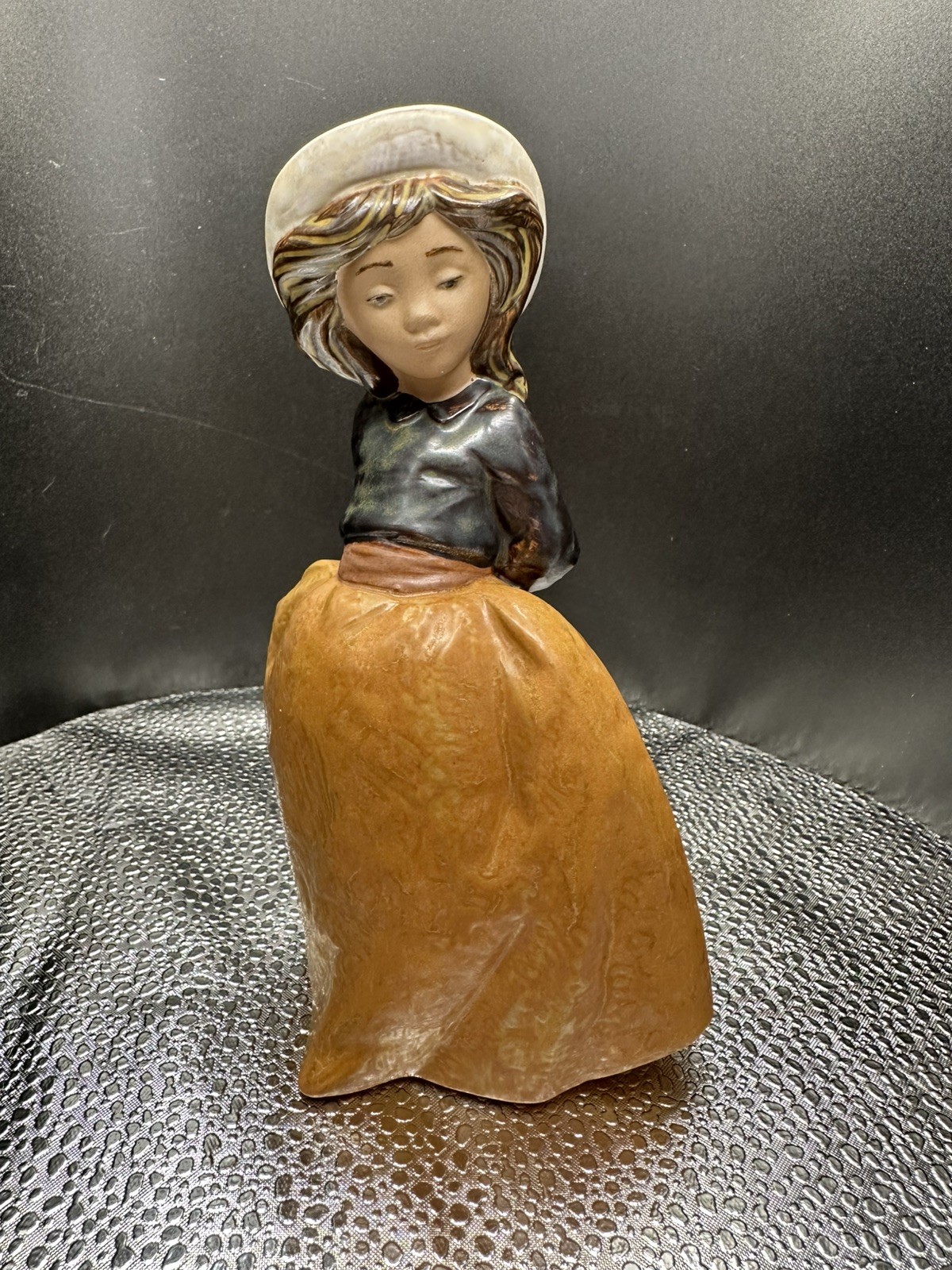 NAO by Lladro Hand Made Signed FIGURINE GIRL IN BROWN SKIRT & HAT Retired 1987
