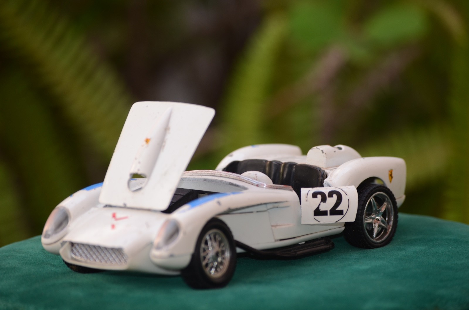 Vintage Burago Ferrari 250 Testa Rossa 1/24 Diecast Model Car Made in Italy #22