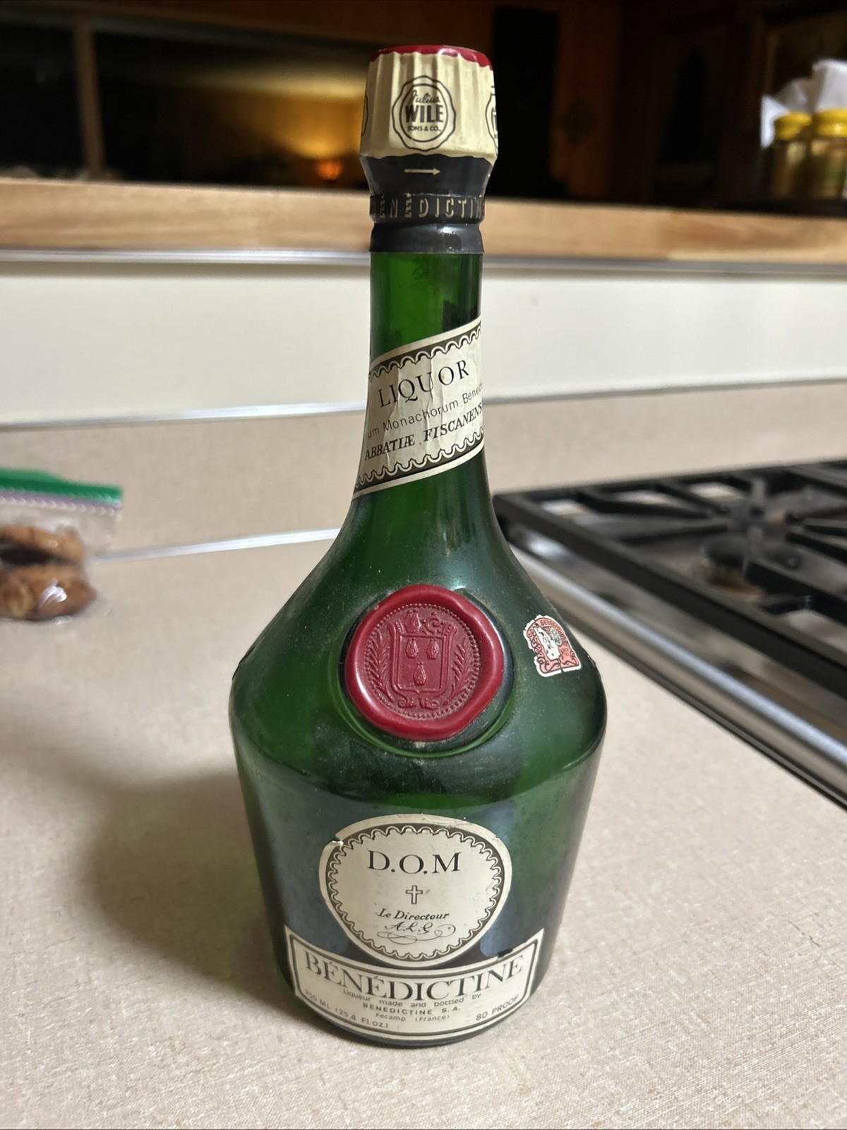 VINTAGE DOM BENEDICTINE GREEN BOTTLE/750 ML-EMPTY VINTAGE DOM BENEDICTINE GREEN BOTTLE/750 ML-EMPTY