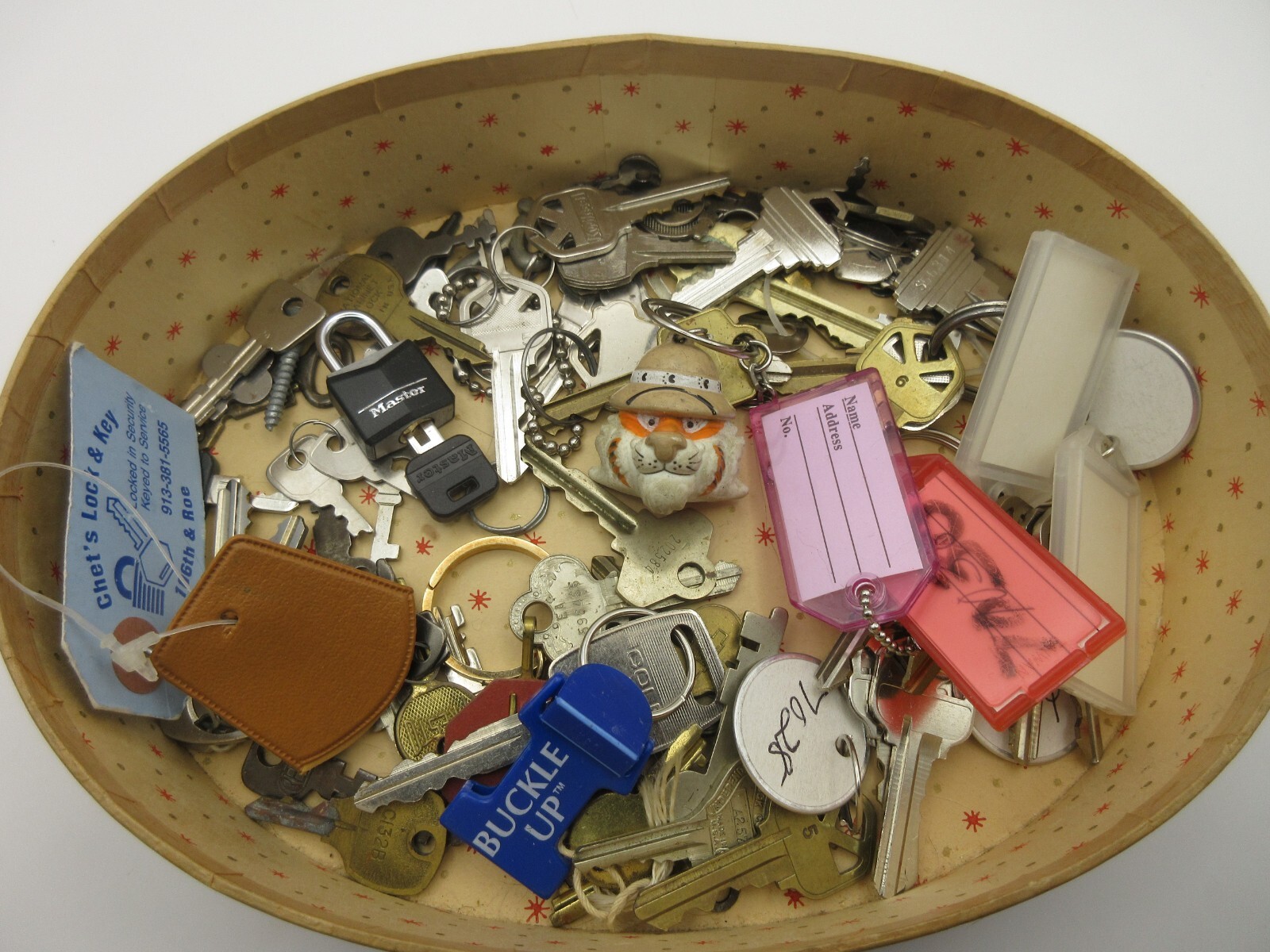 HUGE LOT 60+pc Vintage & Modern Keys Open Barrel Skeleton & Keychains