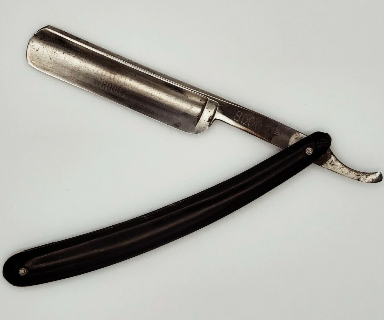 Luckhaus & Gunther 8000 Solingen Straight Razor c1920s Germany Black Scales etch Luckhaus & Gunther 8000 Solingen Straight Razor c1920s Germany Black Scales etch