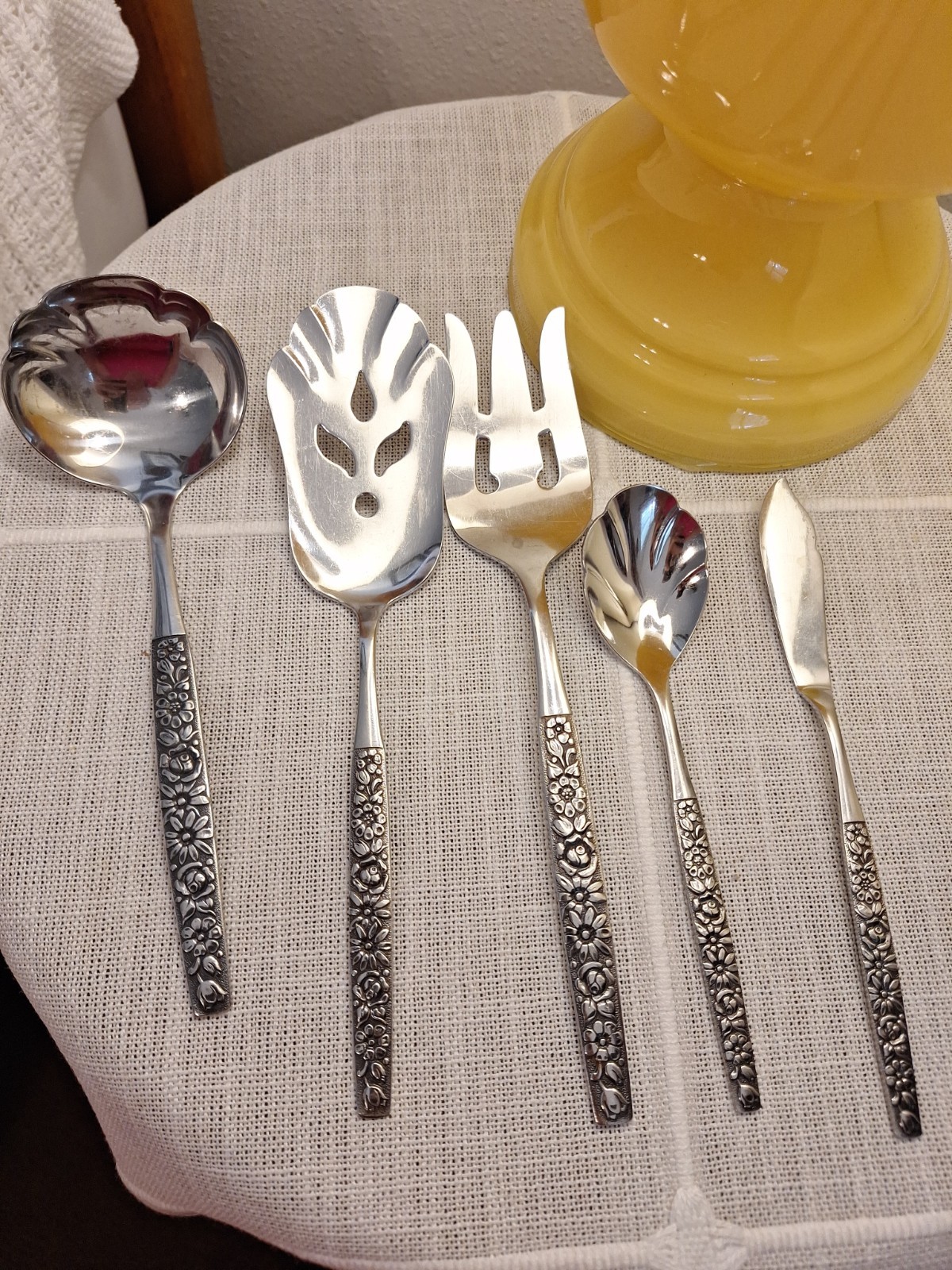 Lot WM Rogers Deluxe Malibu Oneida Flatware 5 piece set stainless