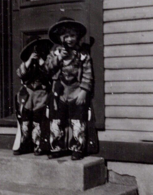 1940\'s Photo Cute Boys Playing Cowboys And Indians