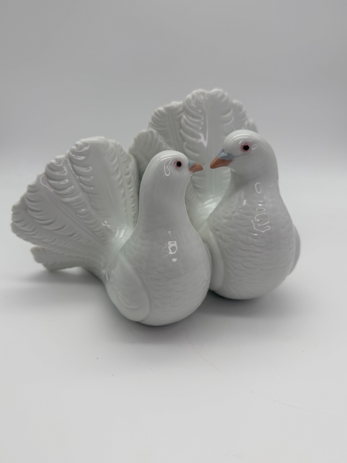 LLADRO Couple of Doves Kissing Lovebirds White Porcelain Figurine 1169 Retired