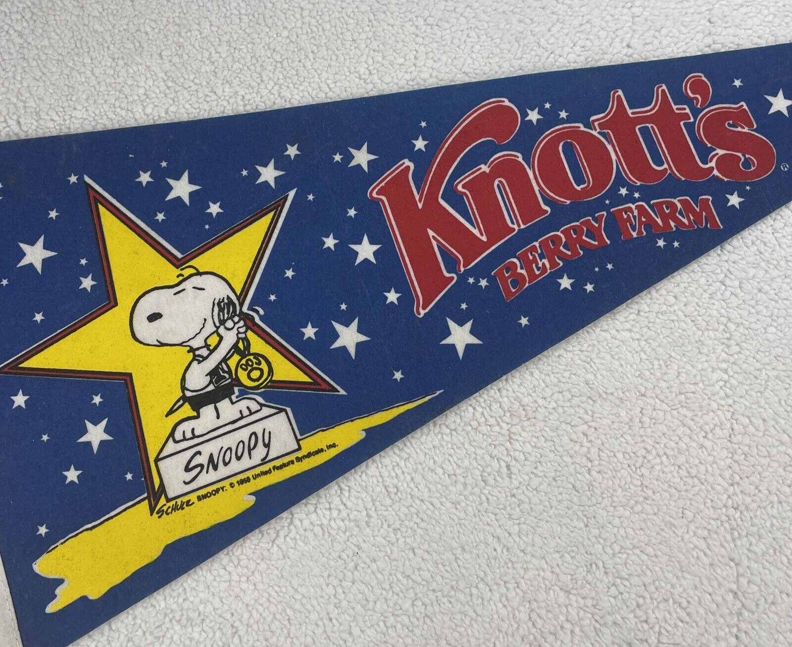 Knott's Berry Farm Snoopy Schulz United Feature Syndicate Pennant Vintage READ