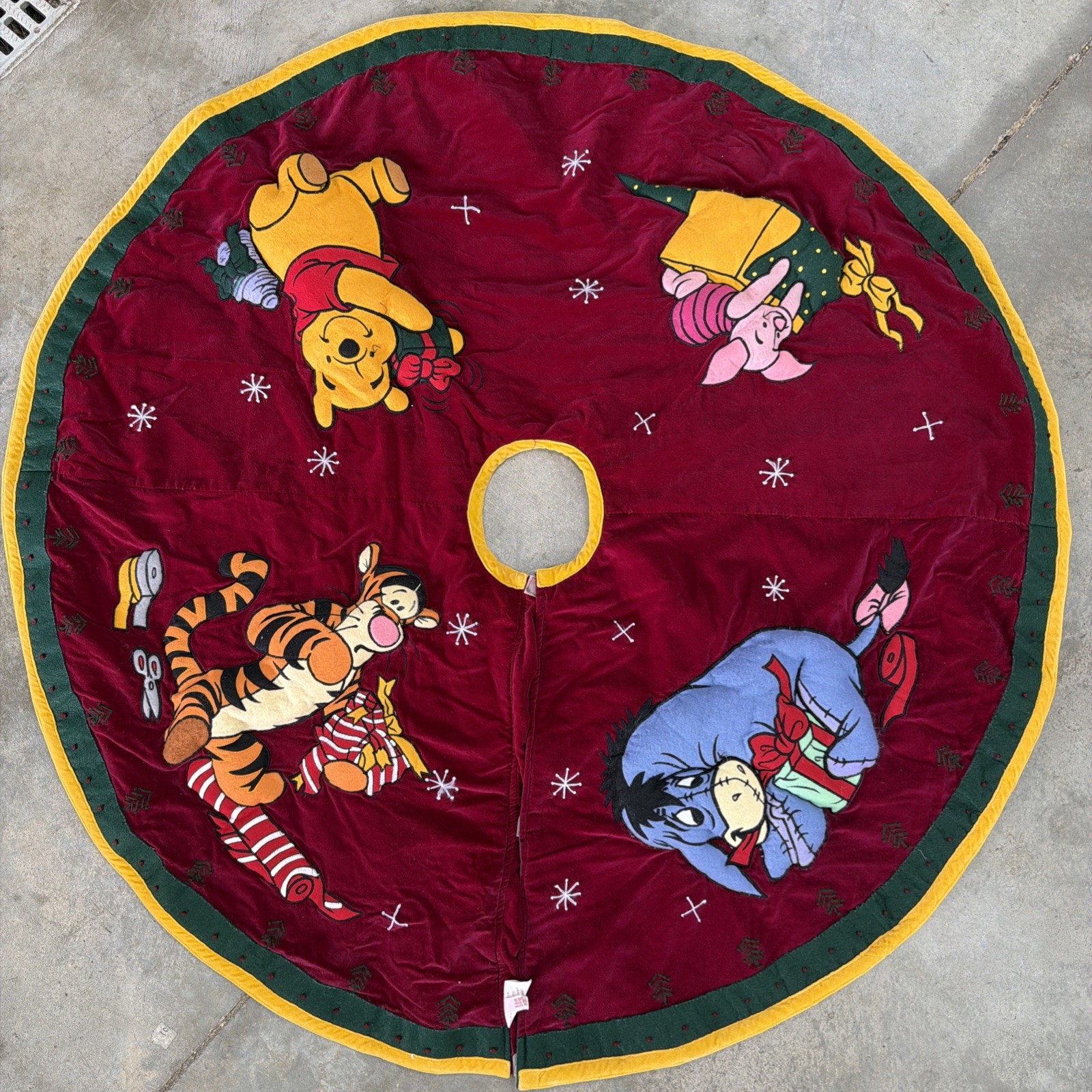 Vtg Disney Winnie the Pooh Christmas Tree Skirt 43\
