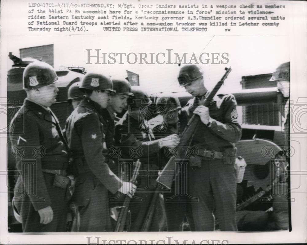 1939 Press Photo M/Sgt. Oscar Sander check weapon wit 441st Army at Kentucky.