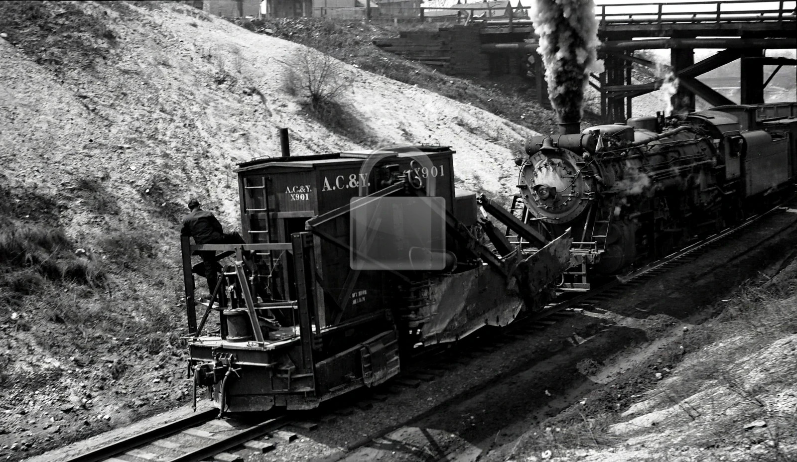 Akron, Canton & Youngstown 402 pushing X-901 spreader at Akron, 1936 5 x 7 Photo