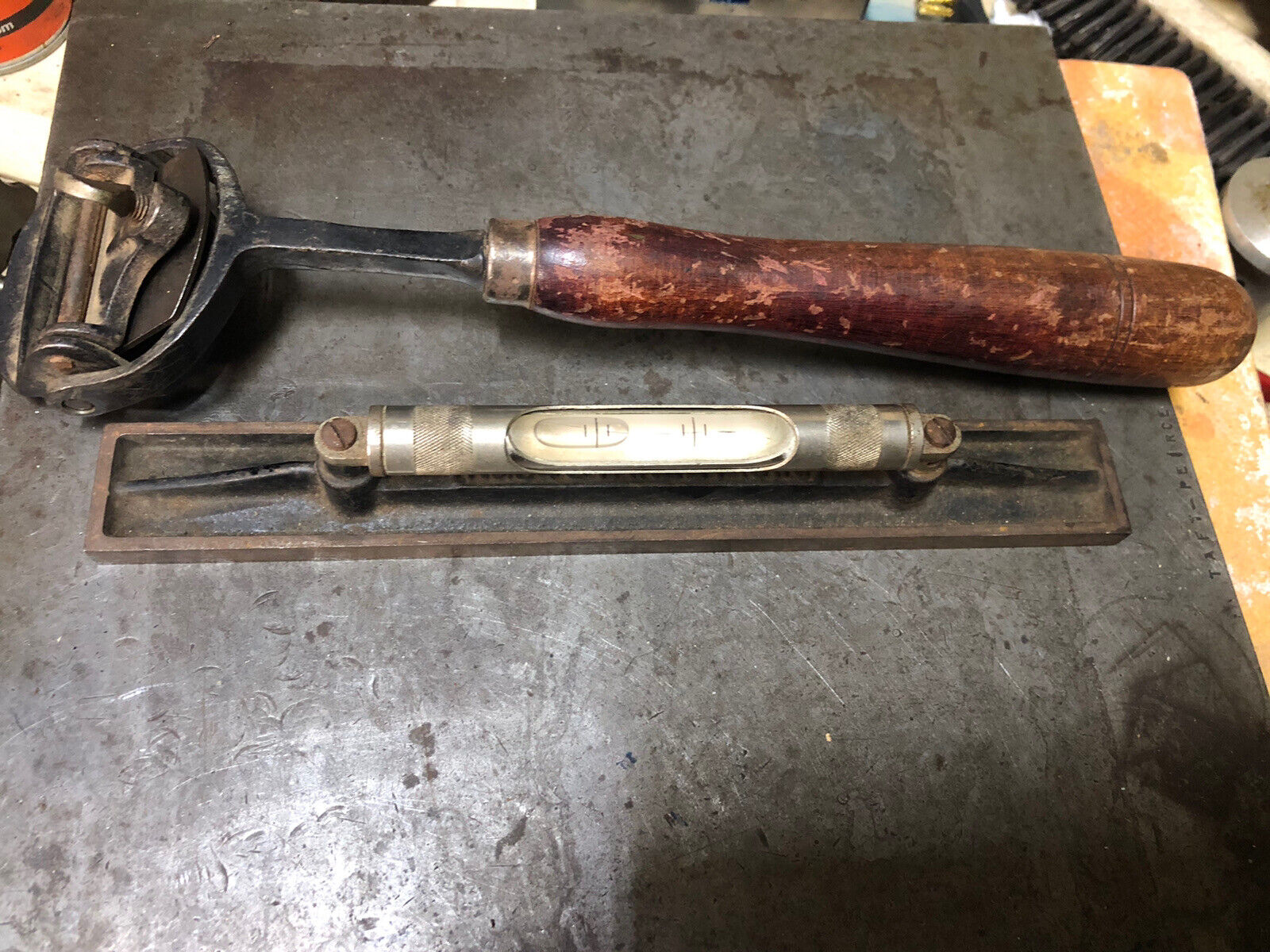 VINTAGE STANLEY LEVEL AND SCRAPER. FAST 