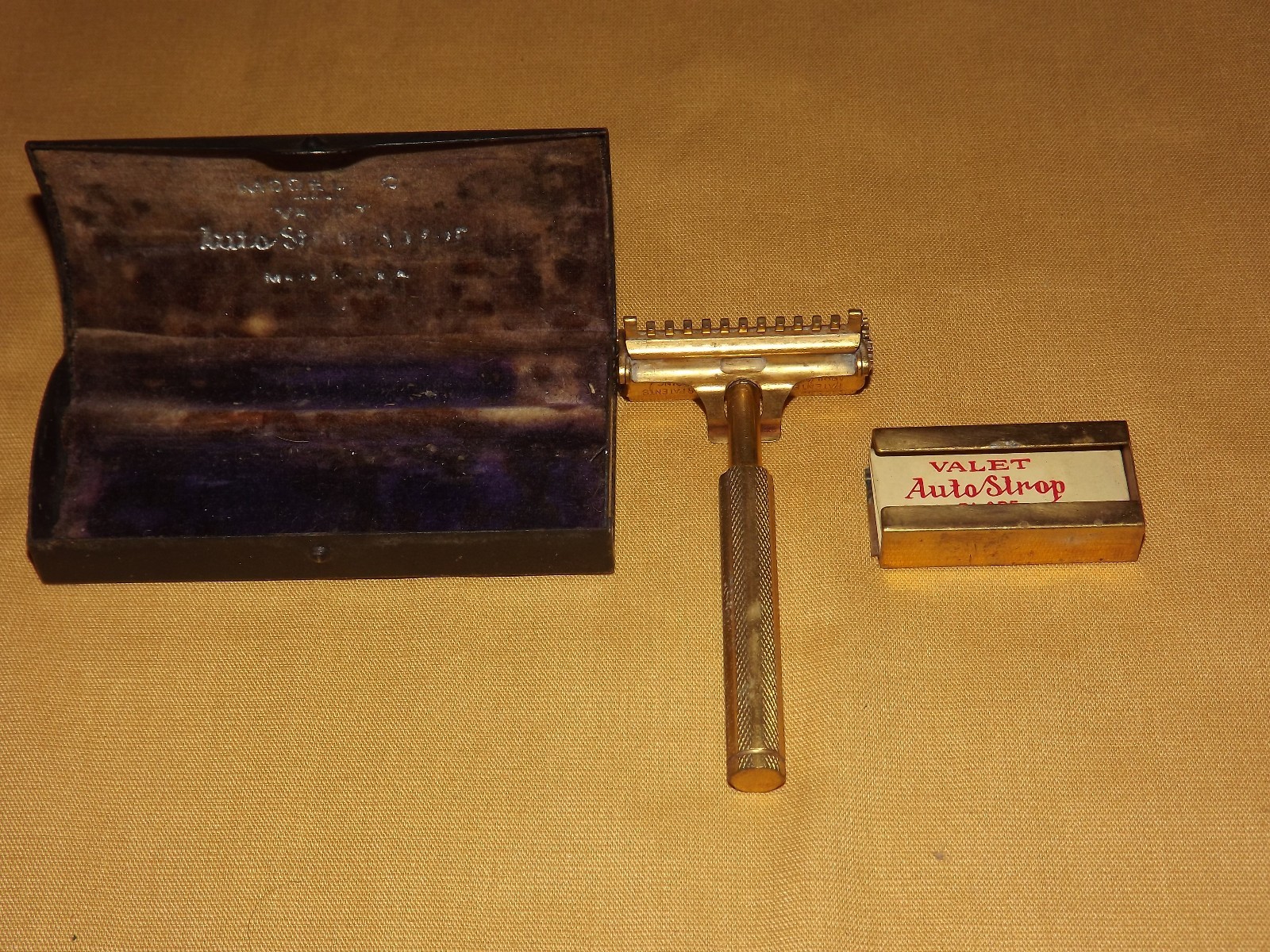 VINTAGE BARBER  VALET AUTO STROP  RAZOR IN METAL  BOX