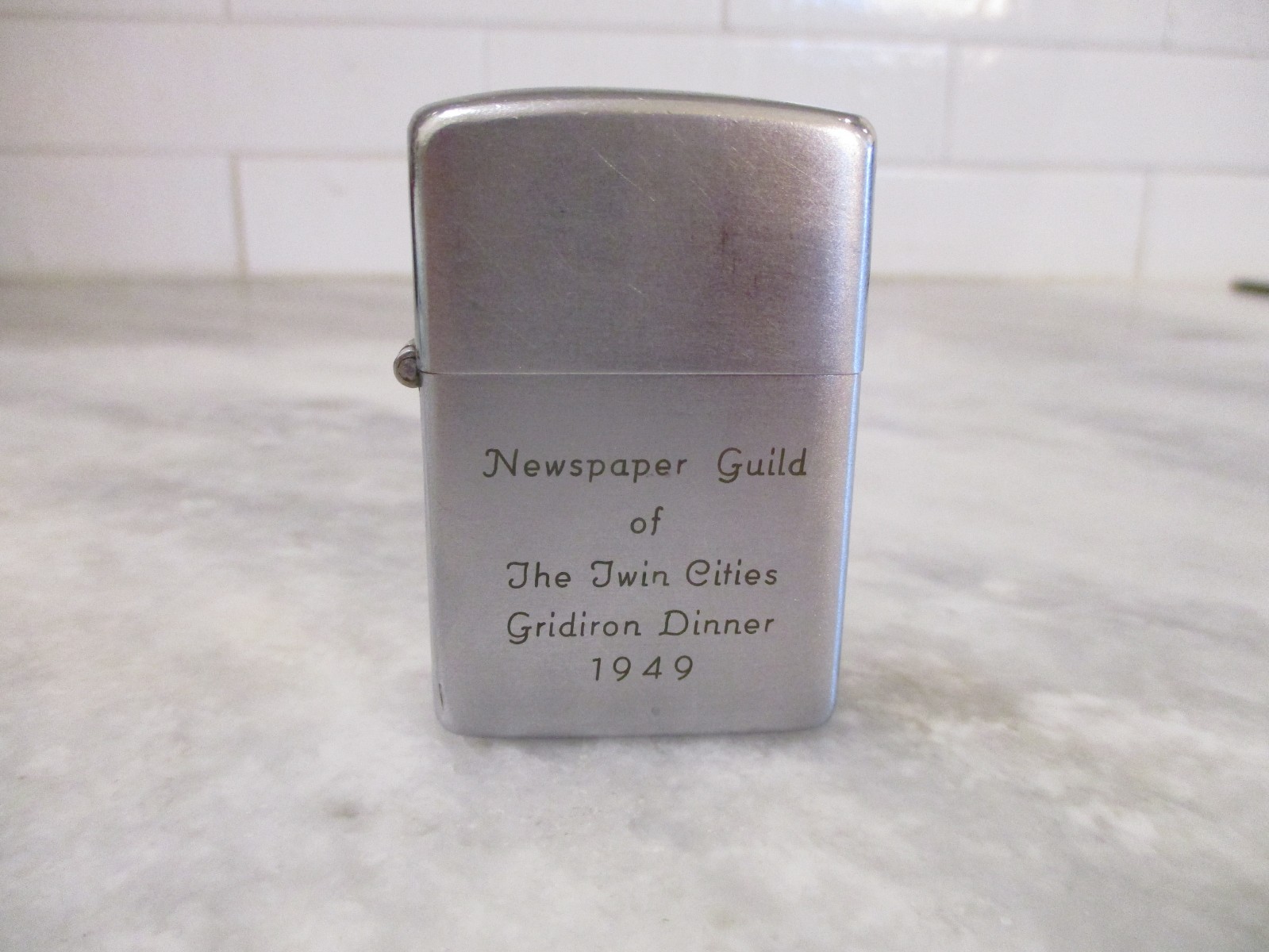 ZIPPO LIGHTER 1949 3 BARREL GRIDIRON DINNER NEWSPAPER GUILD TWIN CITIES - READ ZIPPO LIGHTER 1949 3 BARREL GRIDIRON DINNER NEWSPAPER GUILD TWIN CITIES - READ
