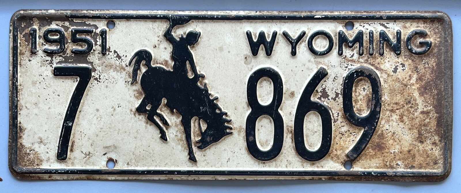 EARLY 1951 WYOMING LICENSE PLATE BUCKING BRONCO RUSTIC #7869
