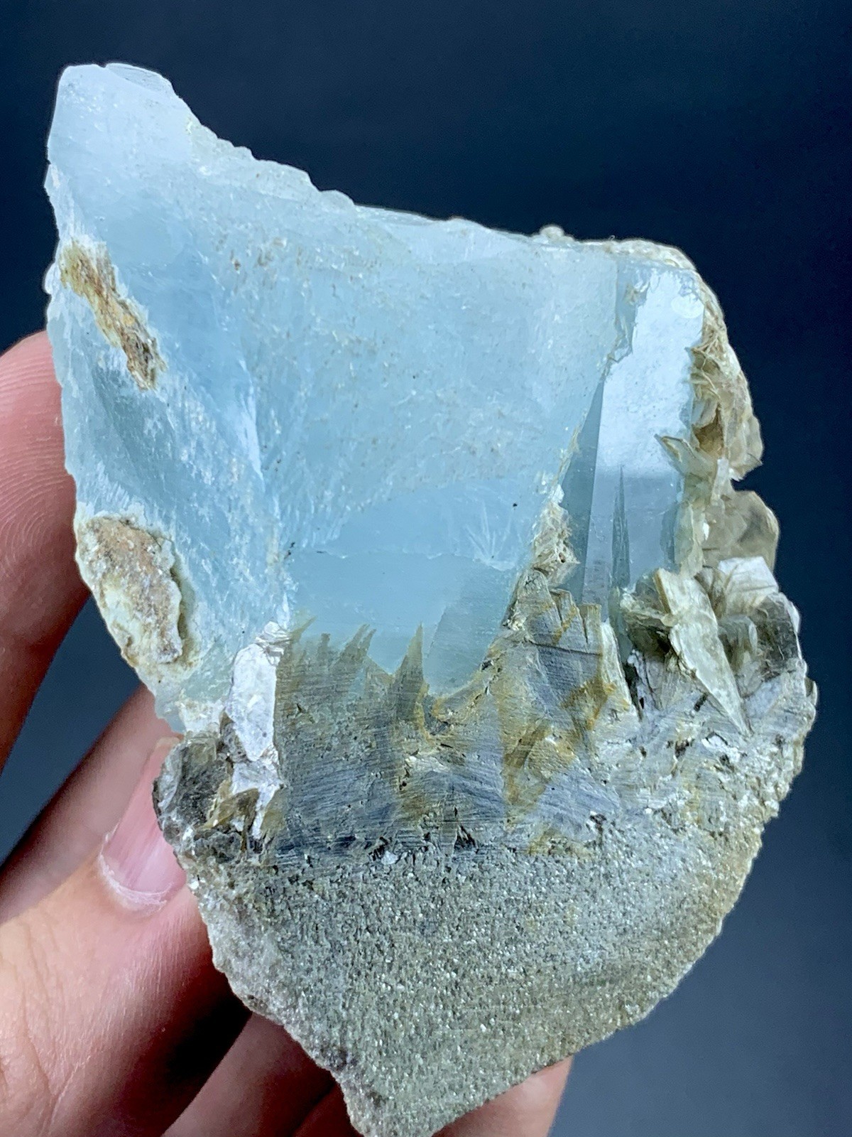764 Carats Natural Aquamarine Crystal Specimen From Pakistan