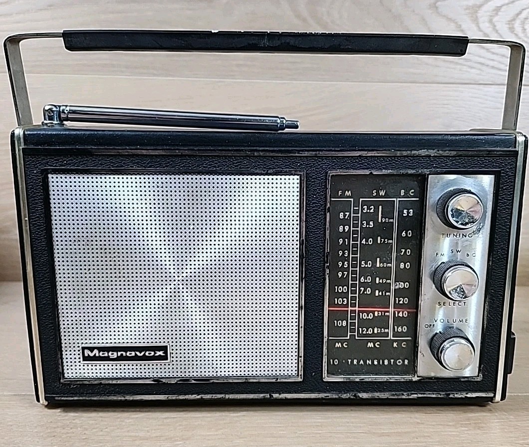 MAGNAVOX 10 TRANSISTOR MODEL 1R1200 AM / FM SHORTWAVE BATTERY OPERATED RADIO 