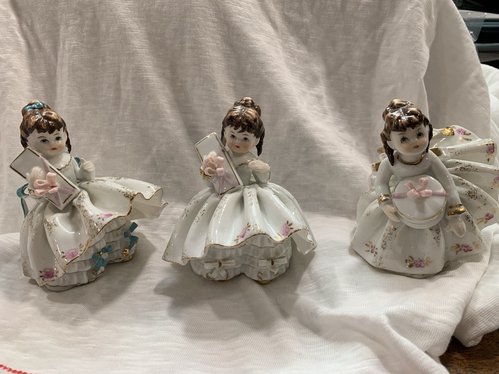 Geo Z Lefton Set Of 3 Vintage Bloomer Girls Holding Present KW 576 Floral Dress