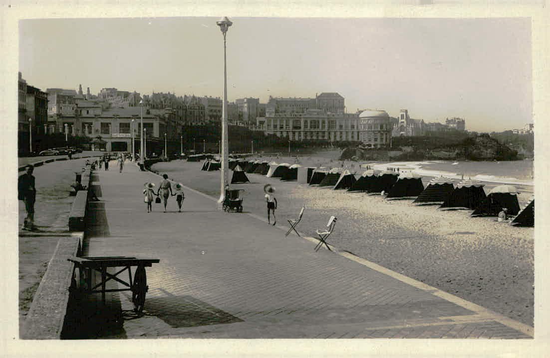 Vintage Biarritz - La plage et les deux Casinos Postcard