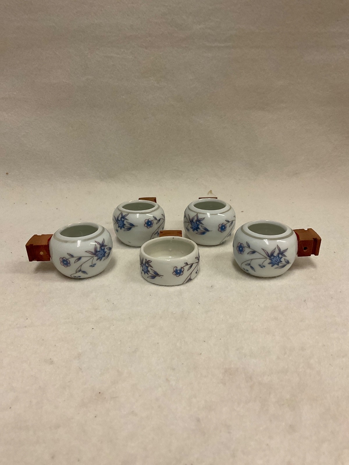 Vtg. A Set 5 pcs Chinese Porcelain Floral Bird Feeder Vassel