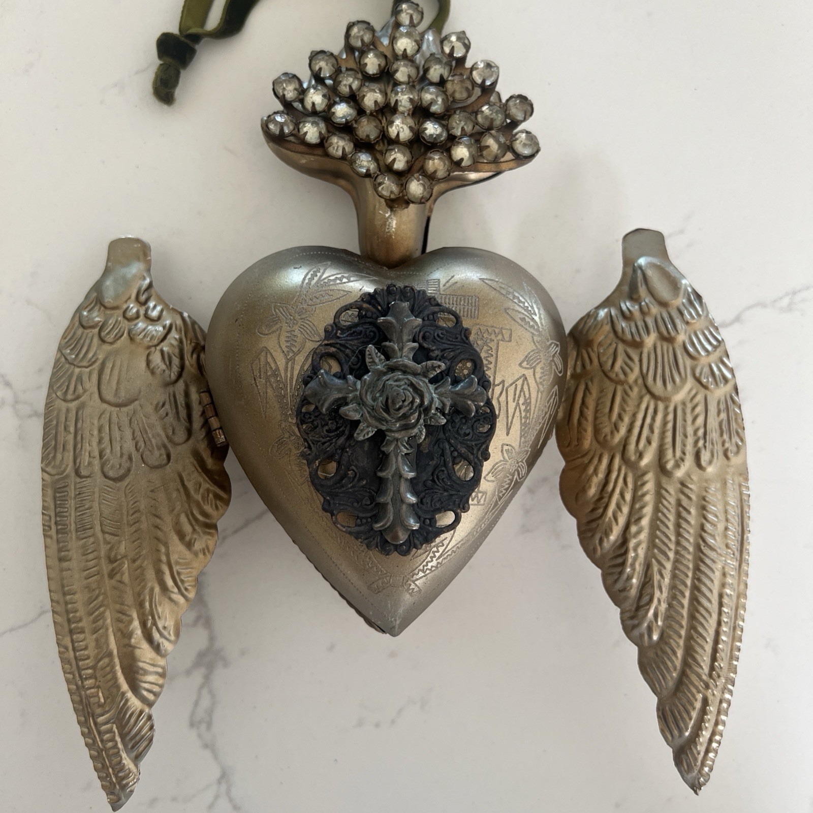 Sacred Heart w / Wings And Box
