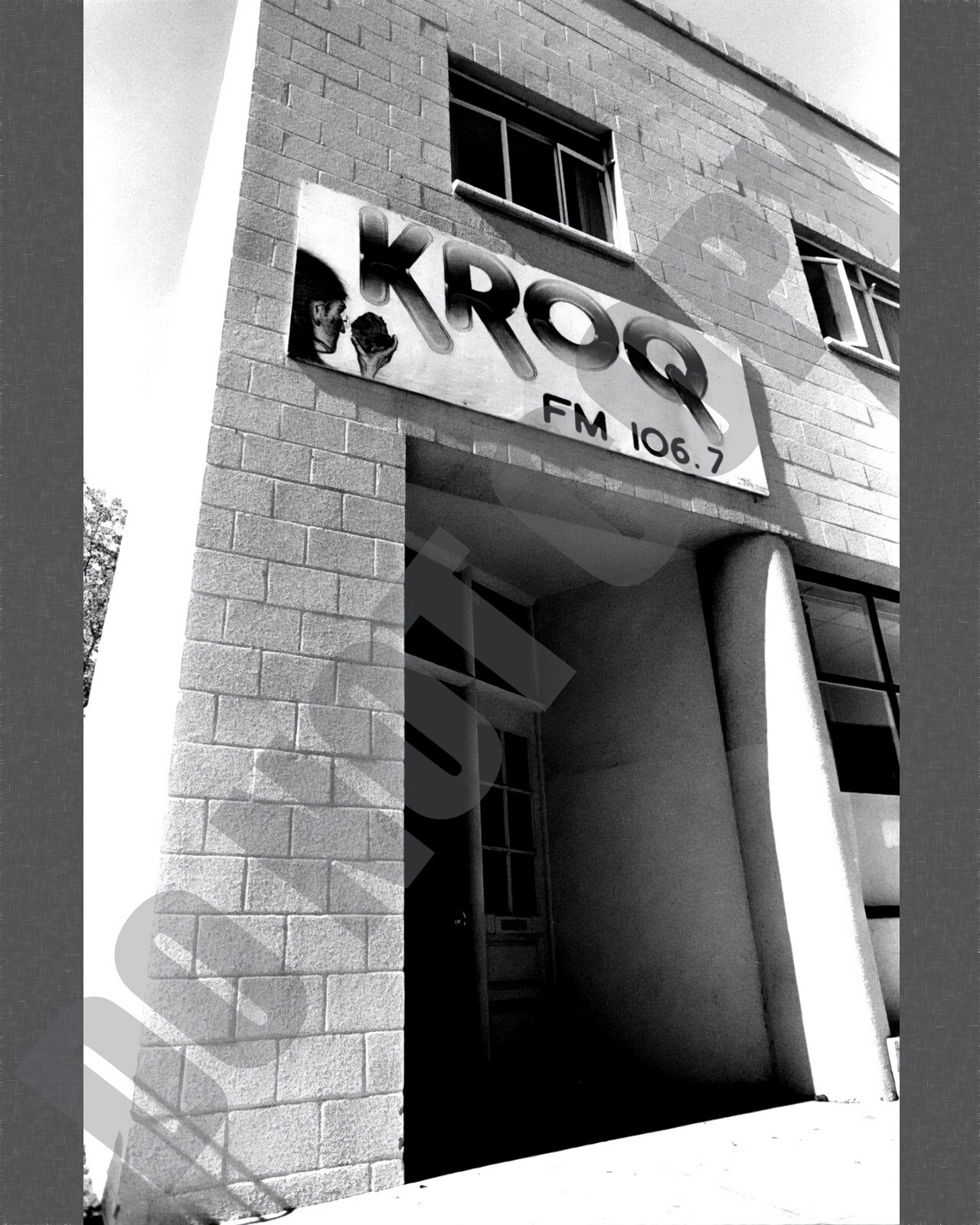 Entrance Door Kroq 106.7 FM Radio Station Los Robles Ave In Pasadena 8x10 Photo