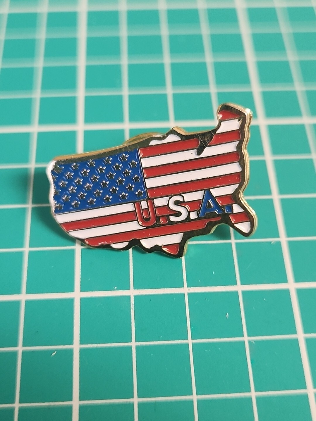 Vtg 🇺🇸 USA America Shaped United States Flag Gold Tone Lapel Pin